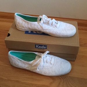 White eyelet keds. Size 7.